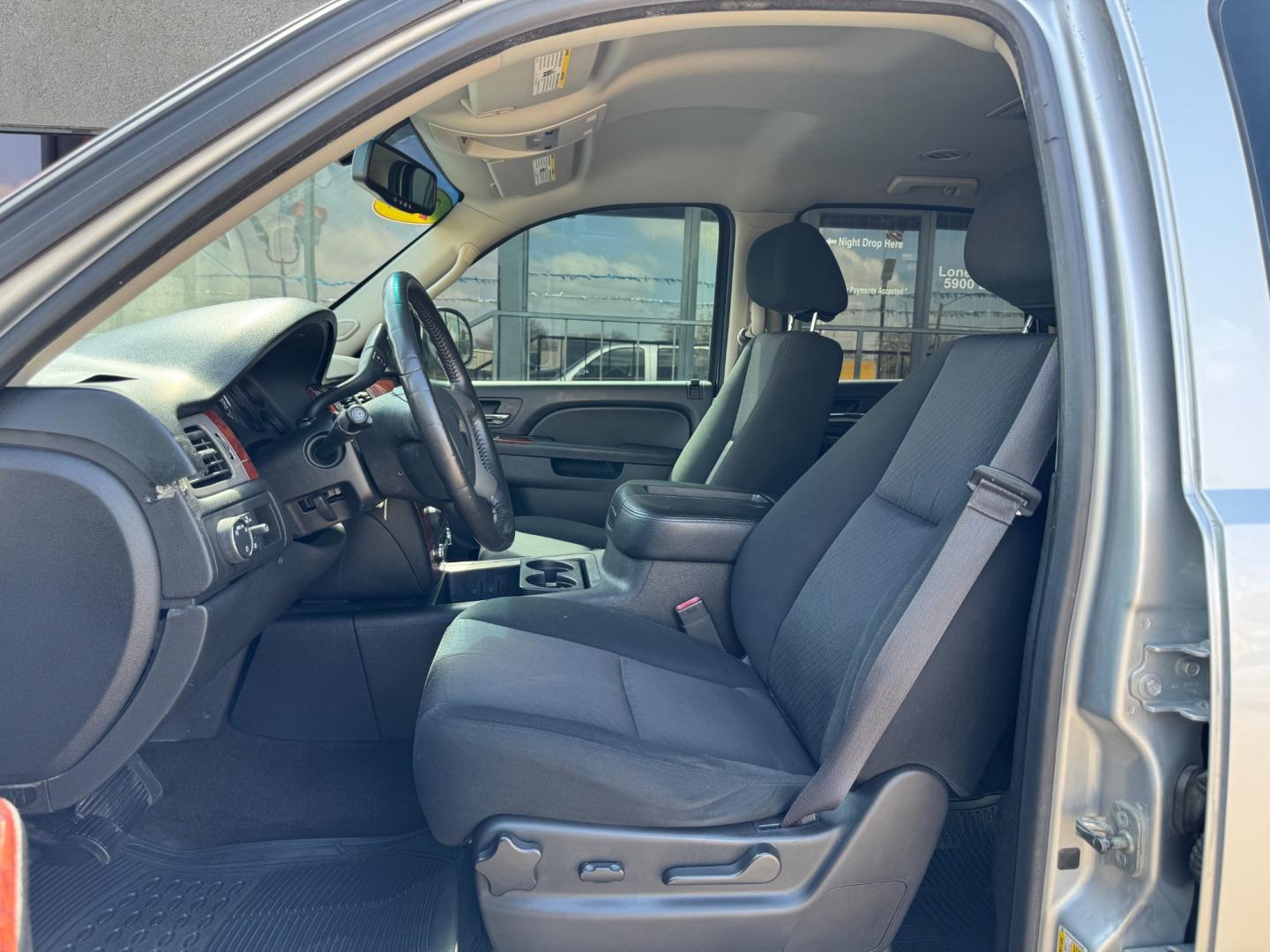 2014 SILVER CHEVROLET TAHOE (1GNSCAE05ER) , located at 5900 E. Lancaster Ave., Fort Worth, TX, 76112, (817) 457-5456, 0.000000, 0.000000 - Photo#8